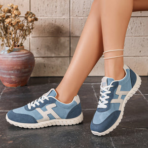 sneakers in navy blue featuring round toe and regular fit