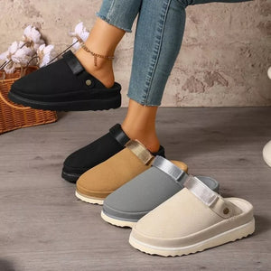 slippers in black featuring round toe and relaxed fit