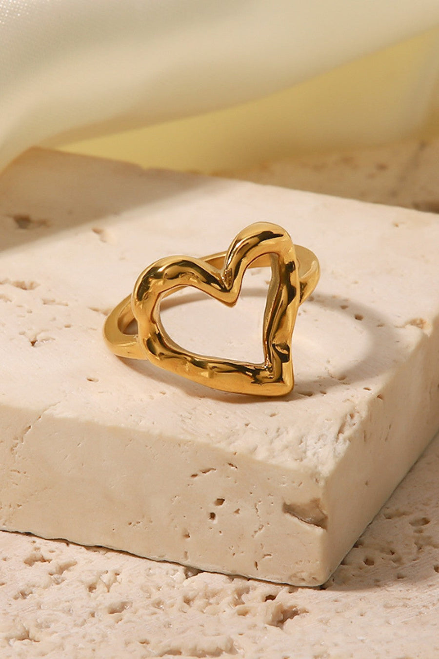 Gold 18k gold-plated sculpted heart signet ring