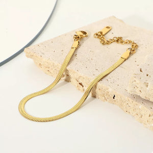 18K Gold-Plated, Stainless Steel Care instructions: Avoid wearing during exercis bracelet in Gold with chain silhouette