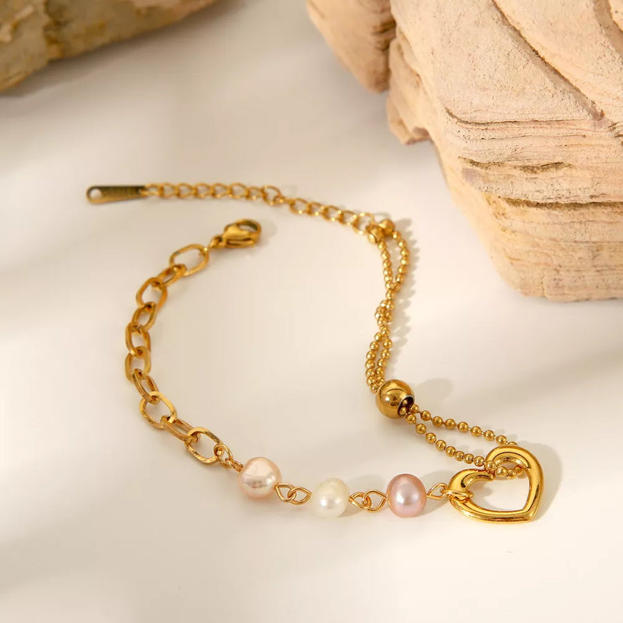 bracelet in gold with heart charm and wrist-length