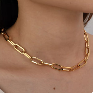 necklace in gold featuring 18K gold-plated and straight fit