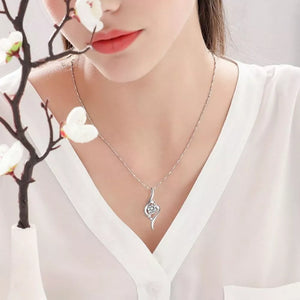 necklace in silver featuring pendant and straight fit