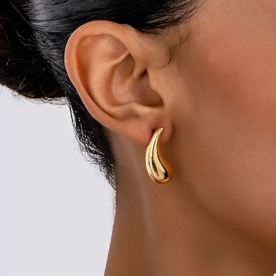 earrings in gold featuring curved design and curved teardrop fit
