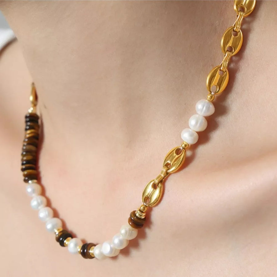 Tiger& necklace in brown with fitted silhouette