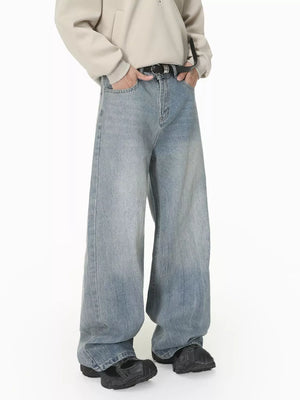 jeans in light wash blue with pocketed and full-length