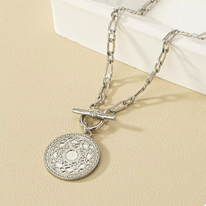 necklace in Gold with geometric and chain link