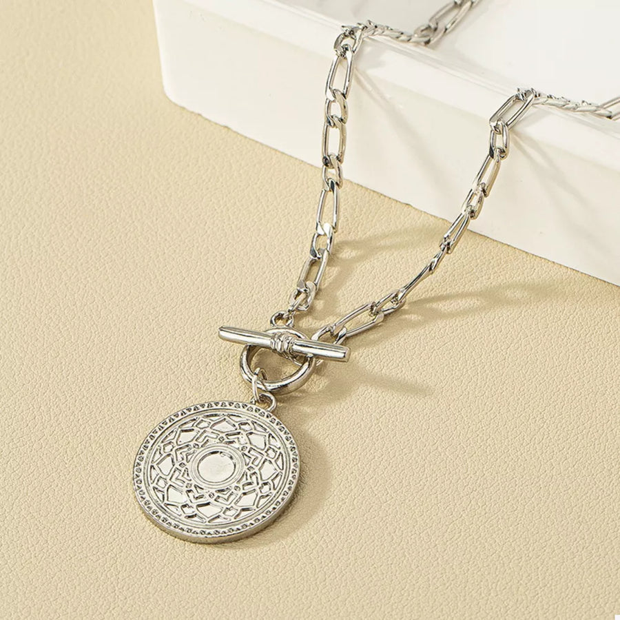 necklace in Gold with geometric and chain link
