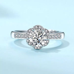 925 sterling silver,Moissanite Carat weight: 1ct Care instructions: Avoid wearin ring in clear with classic silhouette