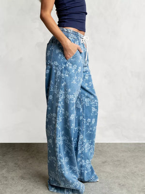 95%cotton, 5%spandex Care instructions: Machine wash cold wide-leg jeans in Blue with flared silhouette