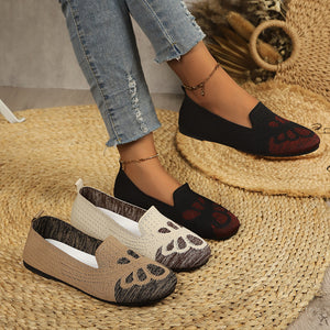 slip-on shoes in black featuring breathable and flats fit