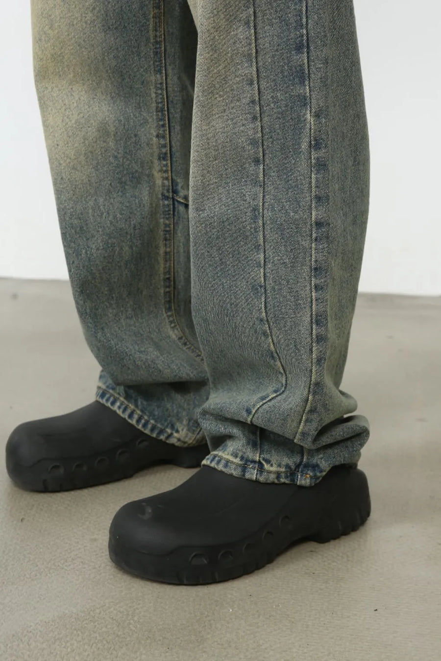 Faded Wash Baggy Carpenter Jeans in Medium