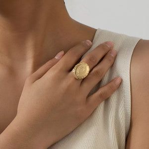 ring in gold featuring adjustable and oval fit