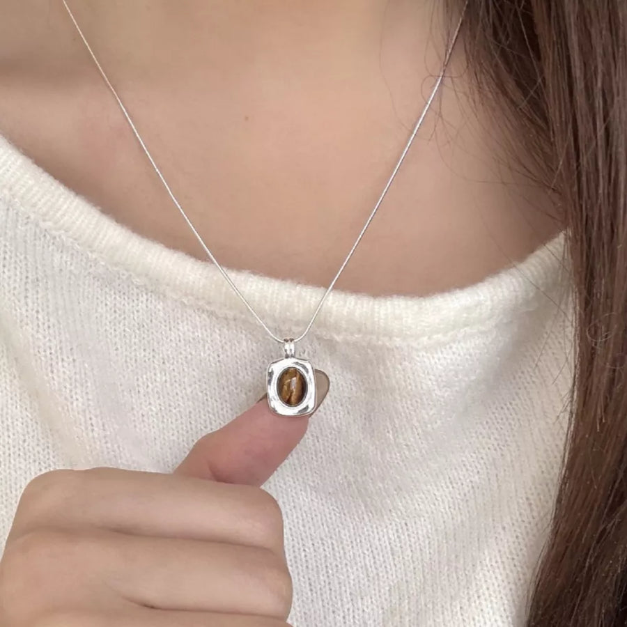 Tiger' necklace in gold with delicate silhouette