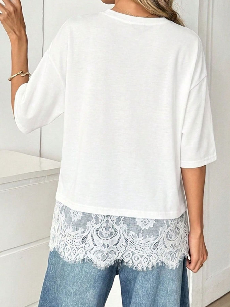 t-shirt in black with lace hem and hip-length