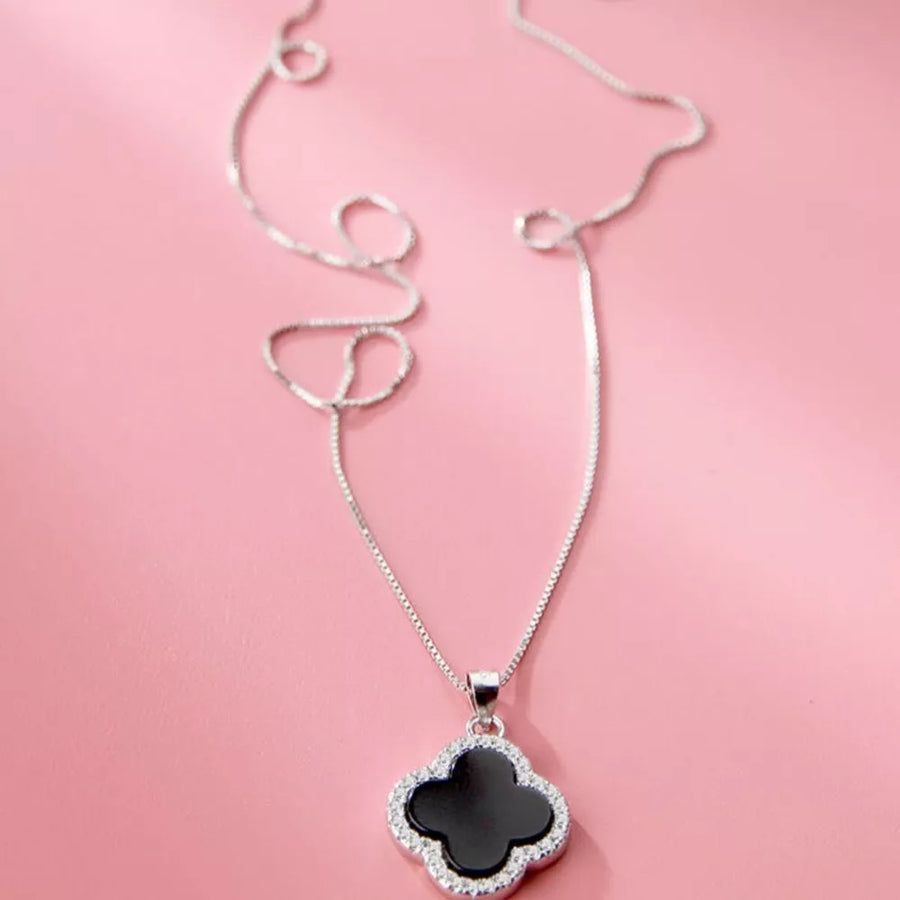 necklace in silver with clover and clover pendant