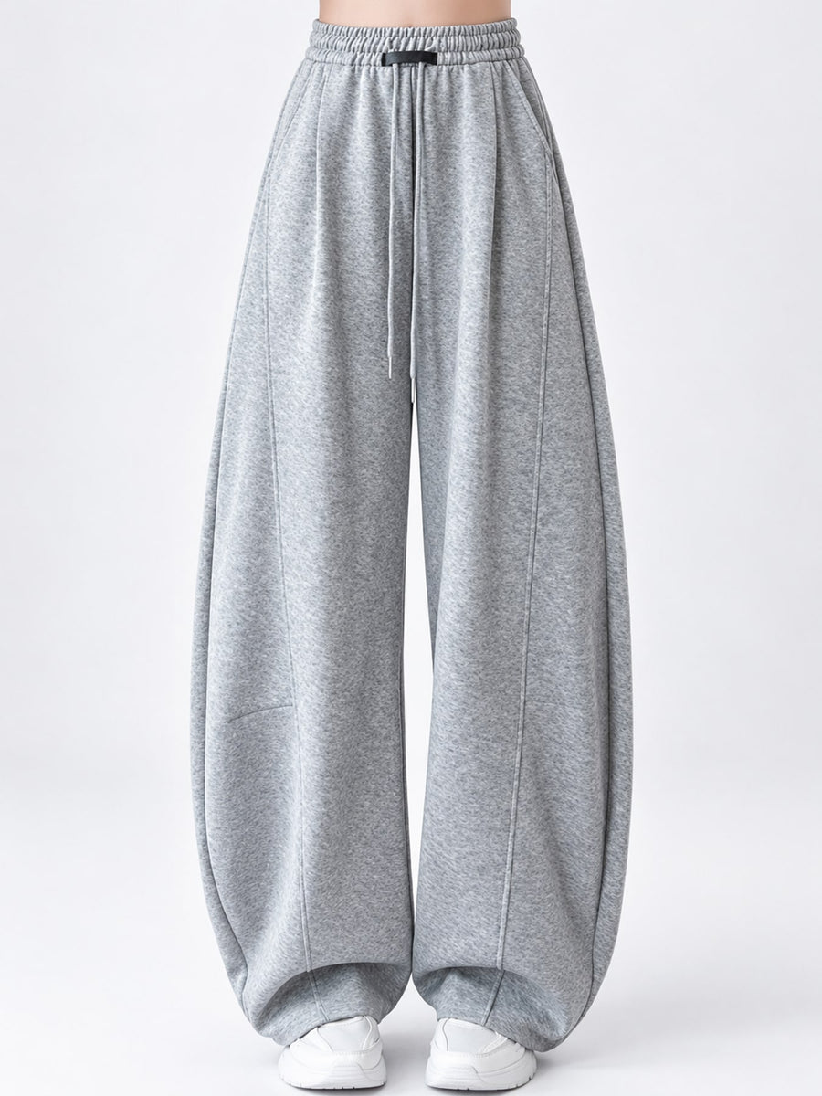 sweatpants in light gray featuring seam detail and loose fit
