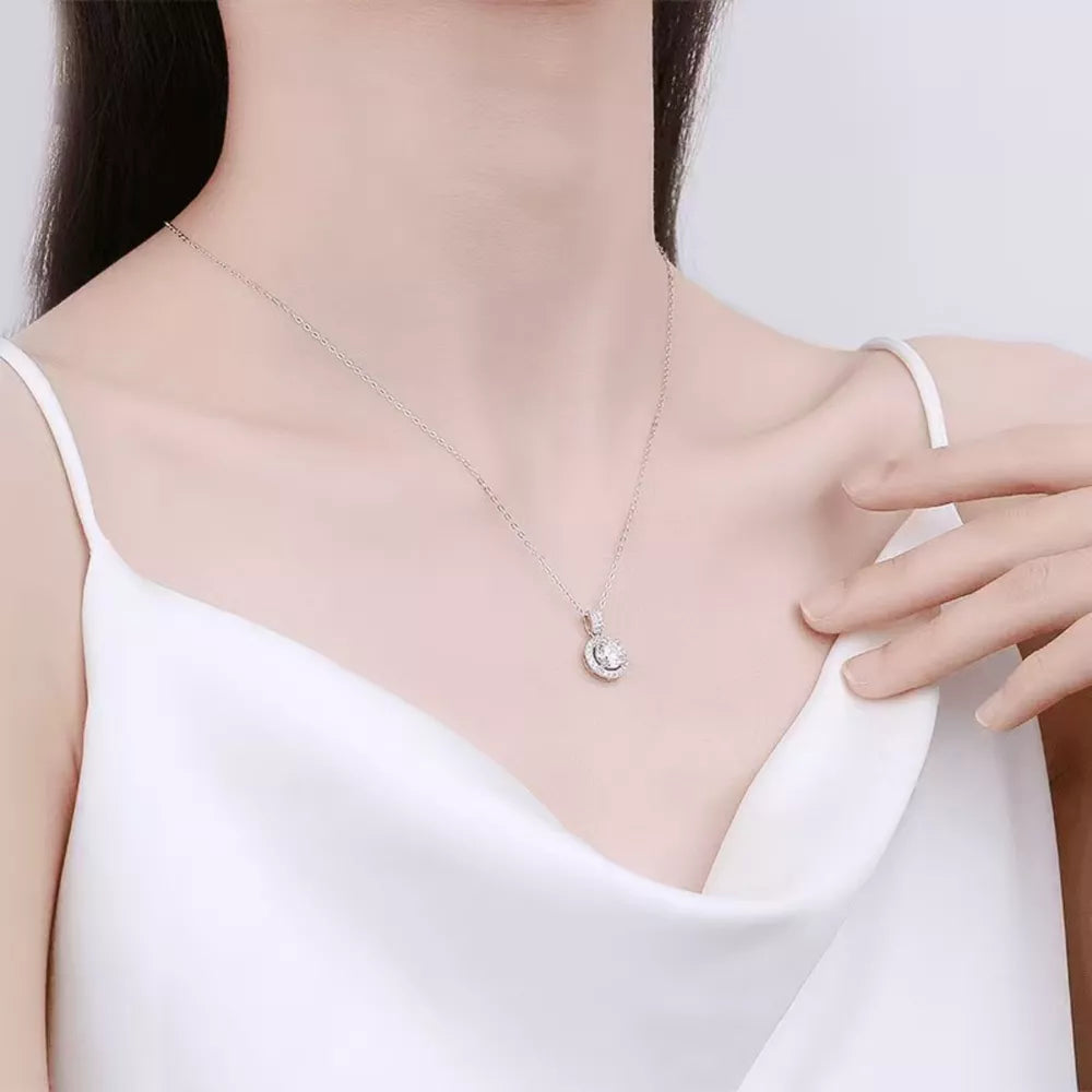 925 sterling silver,Moissanite Carat weight: 1ct Care instructions: Avoid wearin necklace in clear with straight silhouette