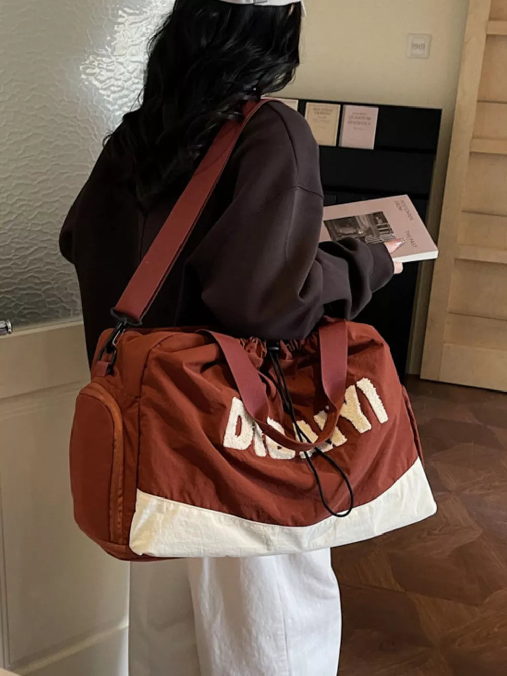 Chic color-blocked travel bag with adjustable strap and large capacity