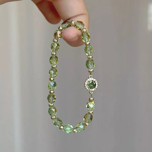 bracelet in light green featuring beaded and beaded fit