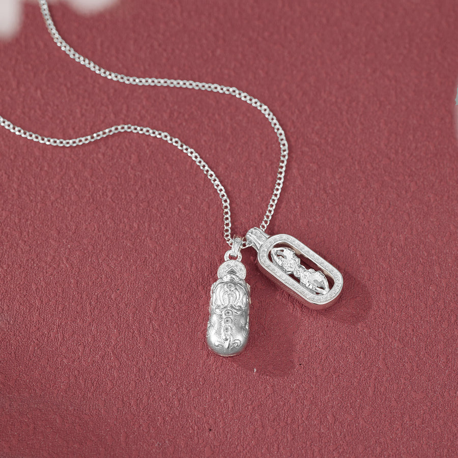 Silver necklace with necklace length and clasp
