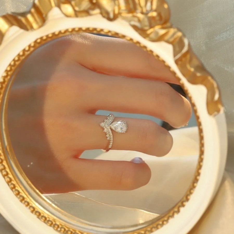 925 sterling silver,Moissanite Carat weight: 1 ring in Silver with V-shaped band with pear-cut stone silhouette