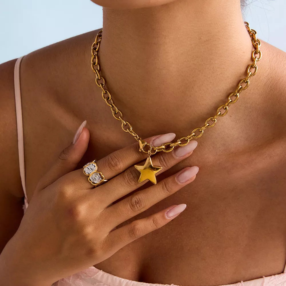 necklace in gold featuring star charm and straight fit