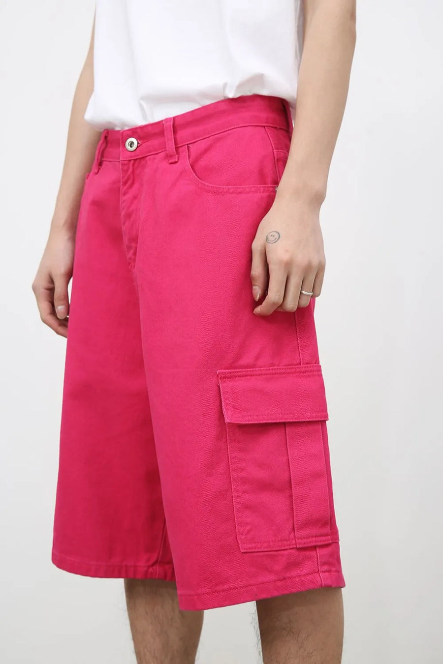 Magenta baggy cargo bermuda shorts with buttoned flap pockets.