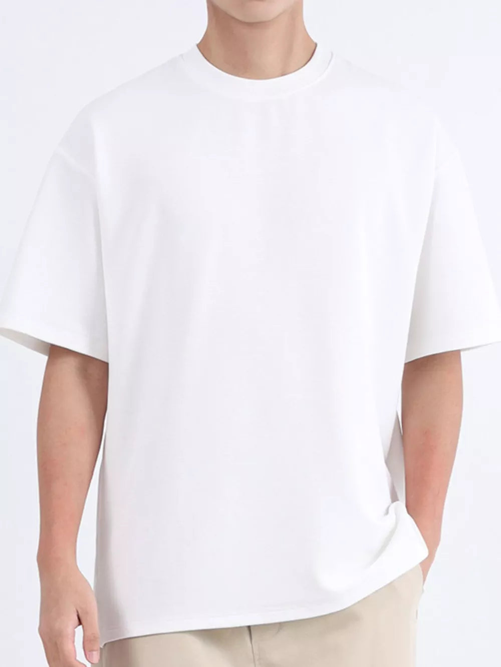 Men's white cotton basic round neck t-shirt with short sleeves.