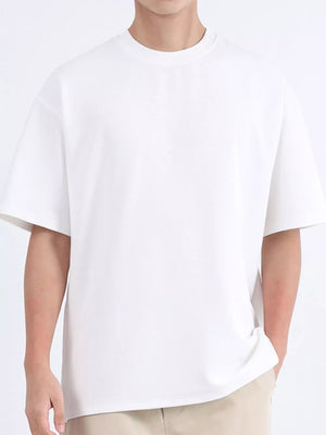 Men's white cotton basic round neck t-shirt with short sleeves.