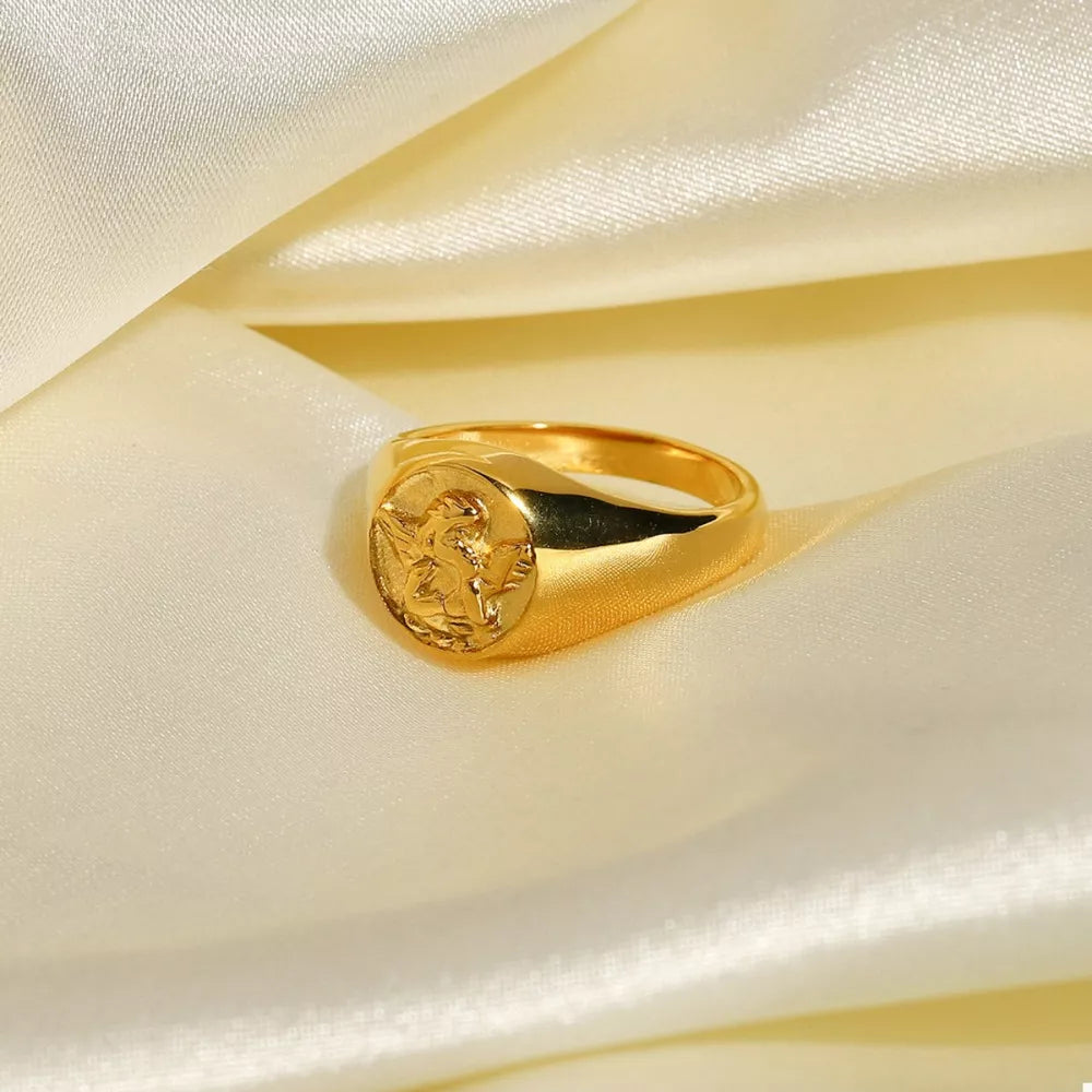 ring in gold featuring 18K gold-plated and straight fit