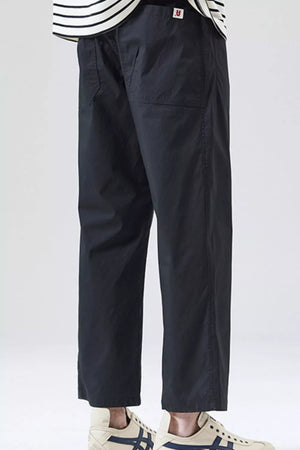 Black casual cropped pants with a loose fit and side pockets.