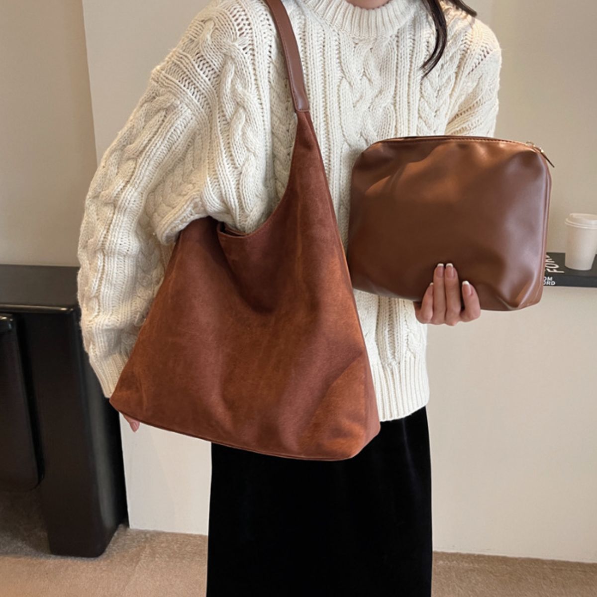 shoulder bag in cognac brown featuring shoulder strap and hobo fit