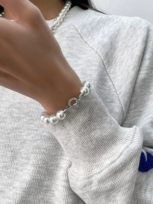 Elegant white pearl beaded bracelet with a diamond clasp detail.