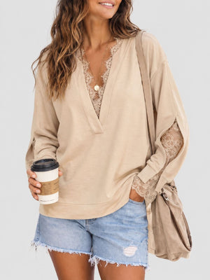 sweatshirt in light beige featuring lace trim and relaxed fit