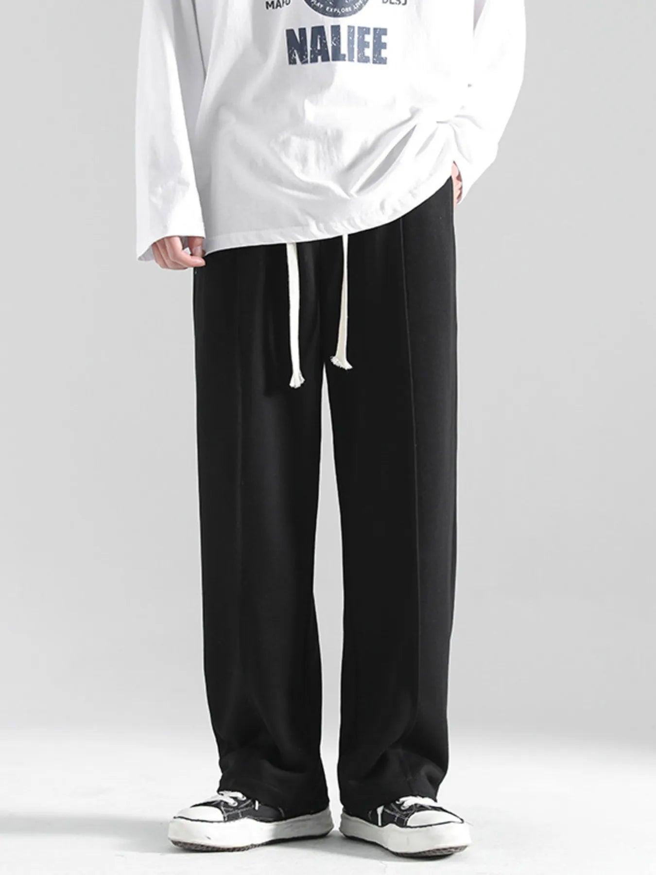 Black casual sweatpants with drawstring and loose fit.