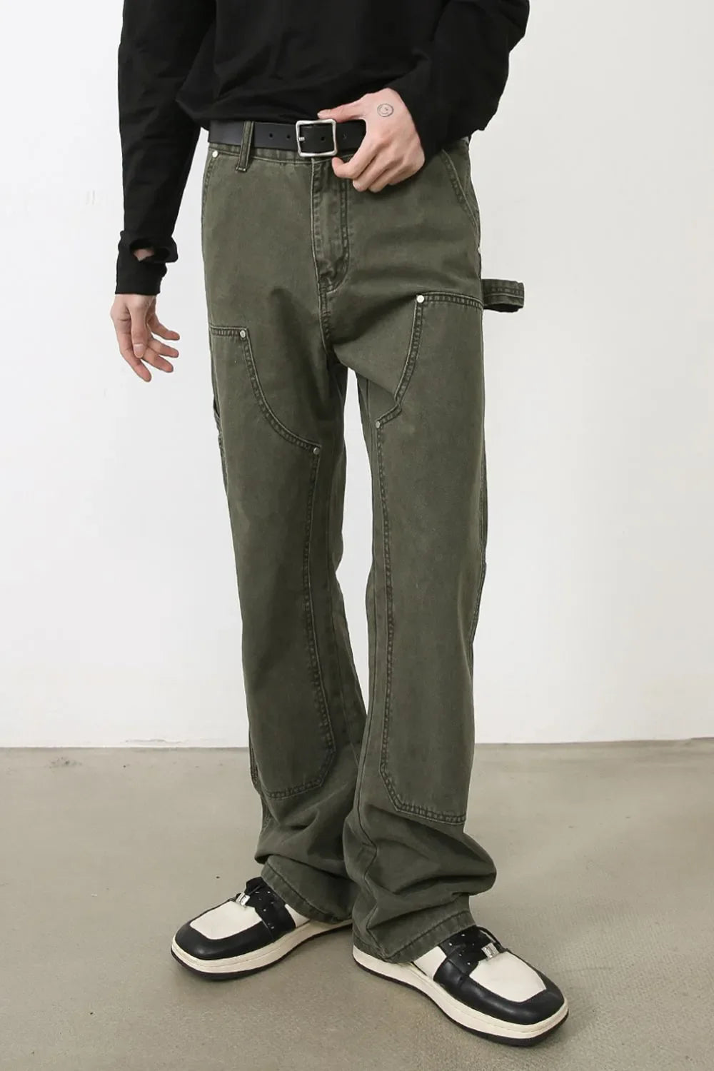 Army green utility pocketed wide-leg jeans with a casual, breathable style.