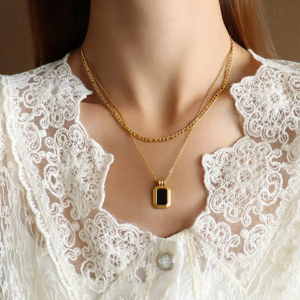 Gold double-layered necklace with onyx inset pendant