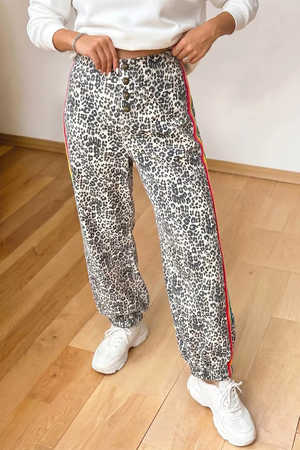 56 joggers in Leopard with loose silhouette