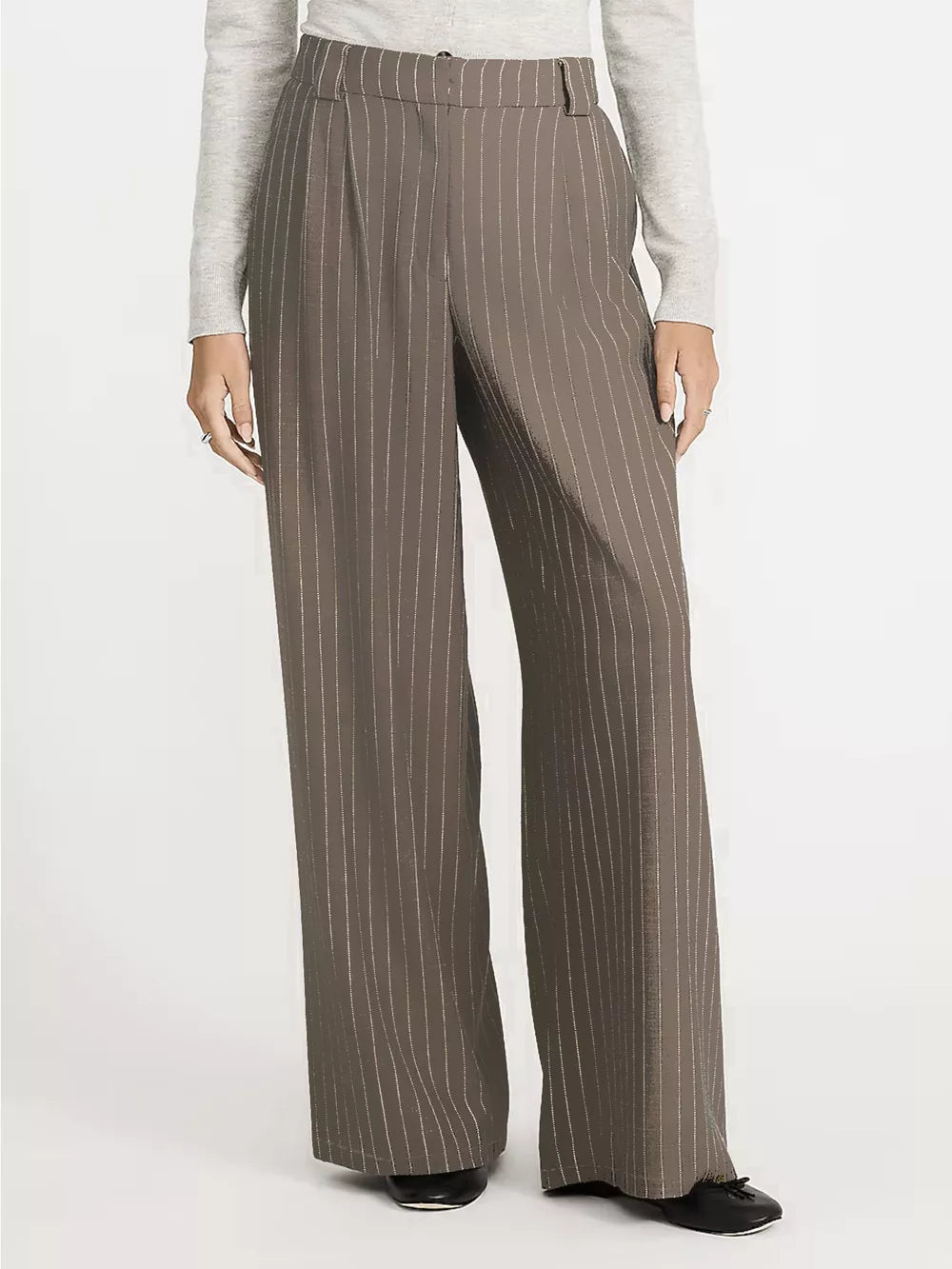 Elegant high-waisted striped maternity trousers in beige with a wide leg.
