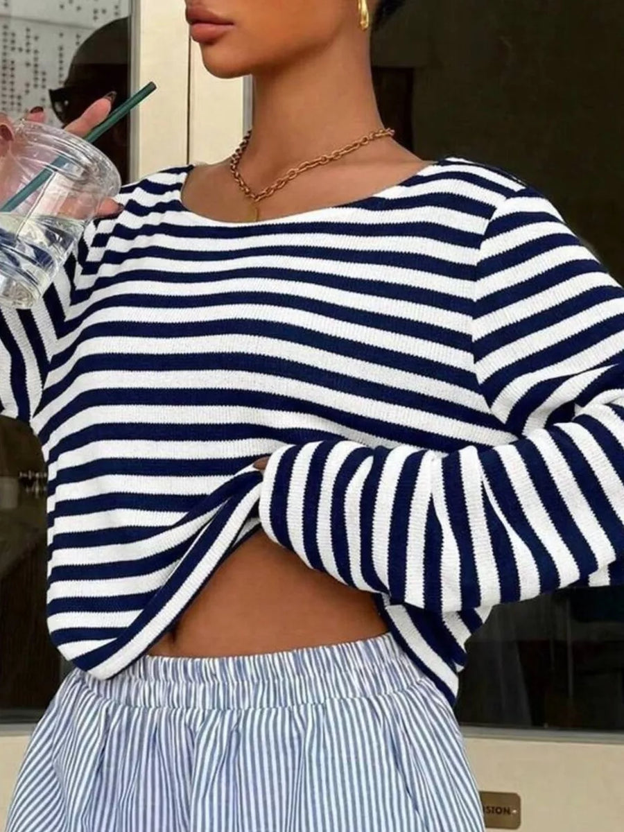 t-shirt in white with stretch and cropped