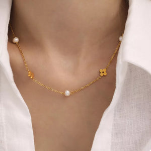 gold necklace with floral and N/A