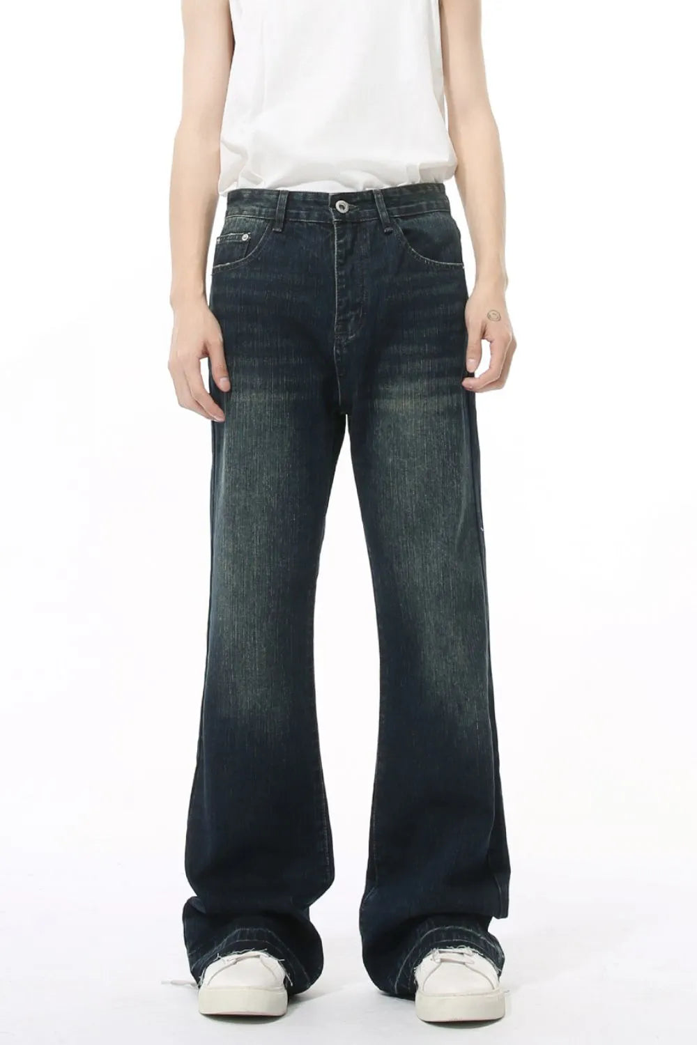 Dark wash flared jeans with vintage fading, made of cotton.