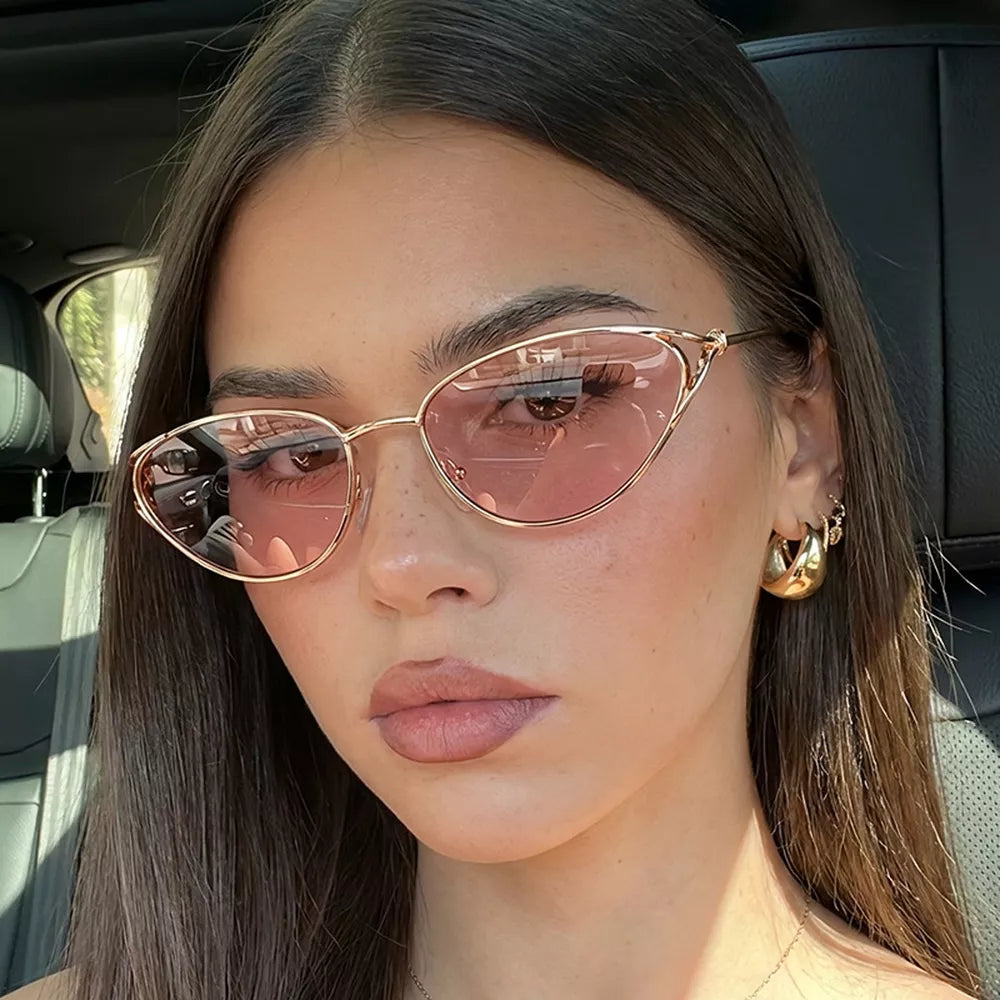 metal Frame material: Metal Lens material: Polycarbonate Temple material: Metal sunglasses in black with cat-eye silhouette