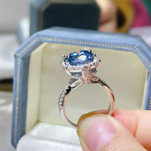5 Carat Moissanite Halo Ring Platinum-plated 925 Silver in silver with halo setting