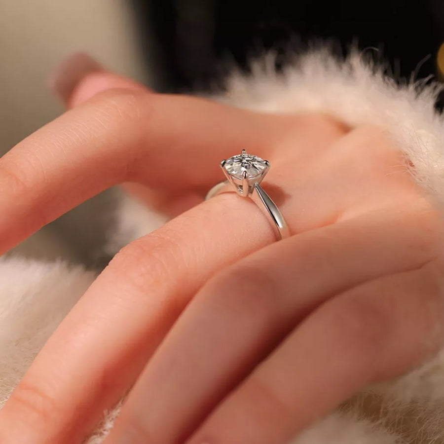 1 Carat 925 Sterling Silver Moissanite Ring in clear with solitaire setting