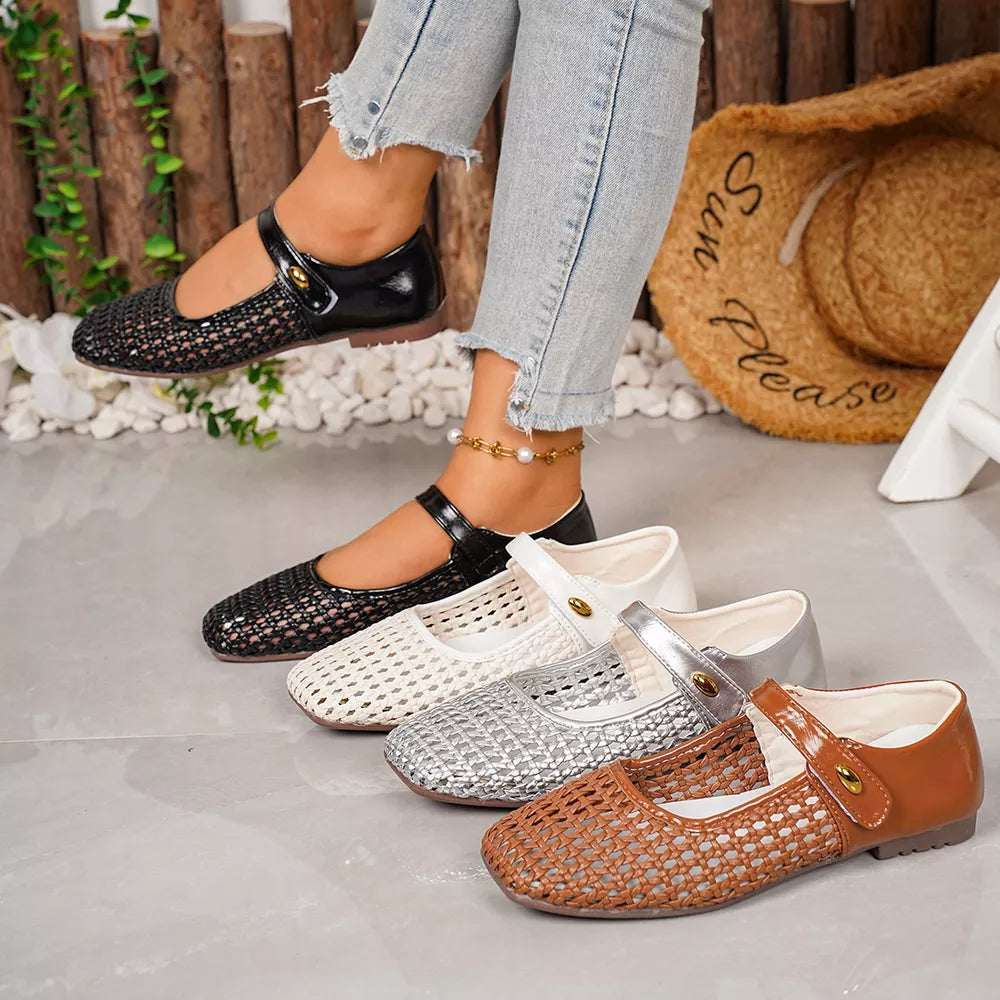flats in black featuring square toe and flats fit