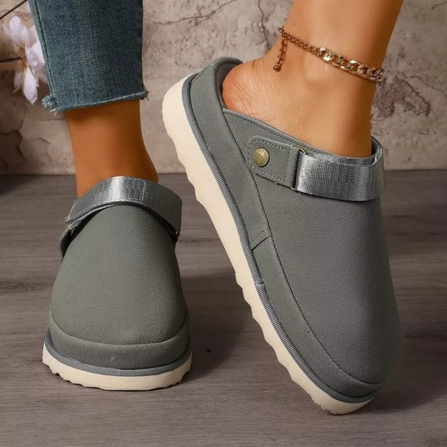 slippers in Black with round toe and not applicable