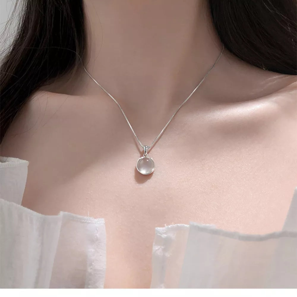 necklace in silver featuring pendant and round fit
