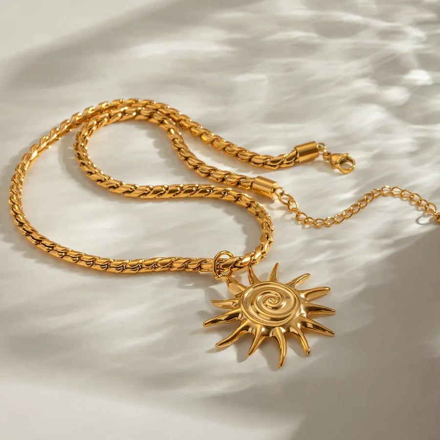 lace necklace in gold with round silhouette
